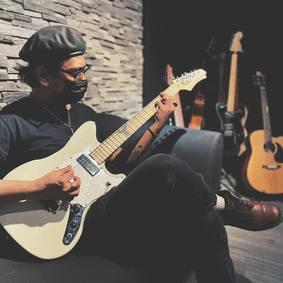 📸 @stevebadiola | It's good to be back in the studio and I'm very inspired! Can't wait to share new music with you guys!    D&D Corvus Electric Guitar in White:   https://ddmusic.ph/product/dd-corvus-electric-guitar-white/    #corvus #ddmusicph #localsforlocals #gustokongmaggitara #typecastrock